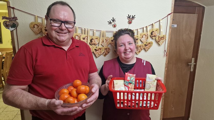 Volker F&uuml;tterer und Liane Traumann konnten heute neben den &uuml;blichen Gaben der Tafel auch weihnachtliche Leckereien verteilen (Foto: agl)
