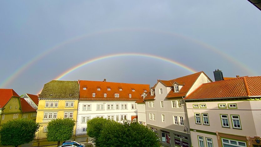 Doppelter Regenbogen über dem Töpfermarkt in Bad Langensalza (Foto: Eva Maria Wiegand) Doppelter Regenbogen über dem Töpfermarkt in Bad Langensalza (Foto: Eva Maria Wiegand)