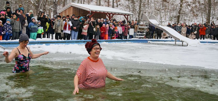 Eine Frau mit einem Kostüm bekleidet geht im Waldbad Neustadt Eisbaden. (Foto: ssc) Eine Frau mit einem Kostüm bekleidet geht im Waldbad Neustadt Eisbaden. (Foto: ssc)