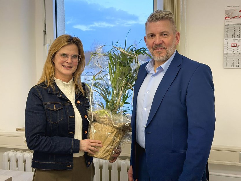 Sandra Kuhrmann und Landrat Thomas Ahke (Foto: Pressestelle Landratsamt) Sandra Kuhrmann und Landrat Thomas Ahke (Foto: Pressestelle Landratsamt)