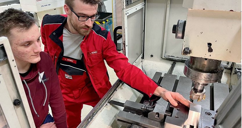 Ausbilder Lars Weinelt zeigt dem Praktikanten Artem Oliinyk, wie eine Fr&auml;&szlig;maschine eingerichtet wird.  (Foto: ssc)
