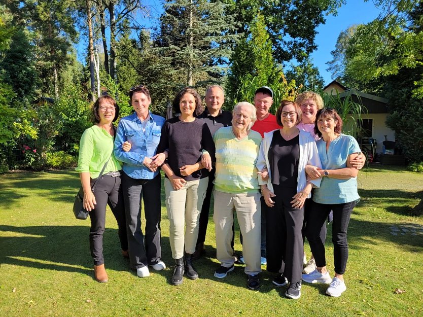 Die Sch&uuml;ler zu Gast bei ihrem alten Lehrer (Foto: privat)