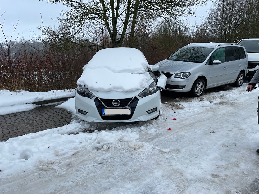 Beschädigte Fahrzeuge in der Semmelweißstraße (Foto: LPI) Beschädigte Fahrzeuge in der Semmelweißstraße (Foto: LPI)