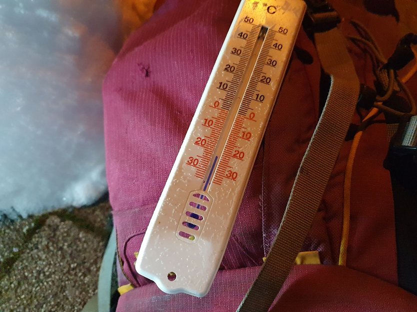 An der Bushaltestelle in Gro&szlig;leinungen zeigte das Rucksackthermometer -22 Grad an. Pausieren im Freien war kaum sinnvoll.  (Foto: Bodo Schwarzberg)