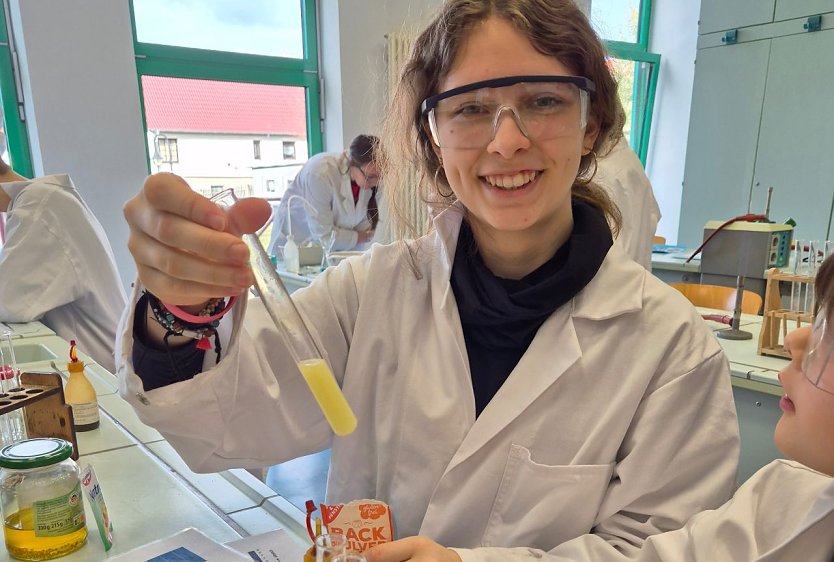 Experimente werden zum Tag der offenen Tür auch angeboten. (Foto: Nadine Böhlitz) Experimente werden zum Tag der offenen Tür auch angeboten. (Foto: Nadine Böhlitz)