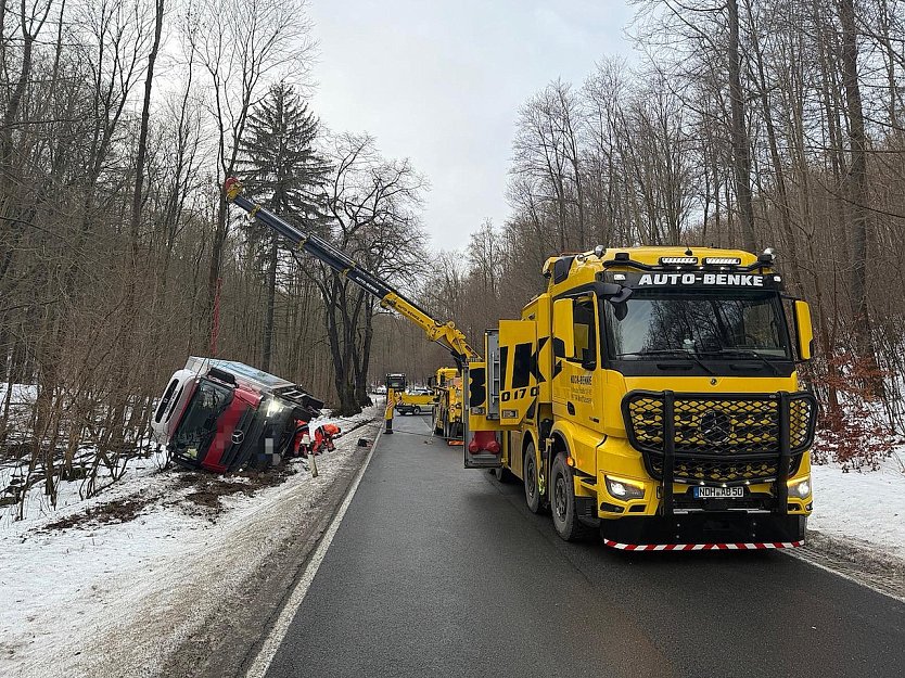 Am Freitag war ein Lkw auf glatter Straße von der Fahrbahn abgekommen. (Foto: Silvio Dietzel) Am Freitag war ein Lkw auf glatter Straße von der Fahrbahn abgekommen. (Foto: Silvio Dietzel)