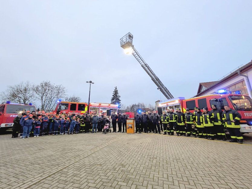 &Uuml;ber 60 Mitglieder der Freiwilligen Feuerwehren waren dabei, als die neuen Fahrzeuge feierlich &uuml;bergeben wurden.  (Foto: Janine Skara)