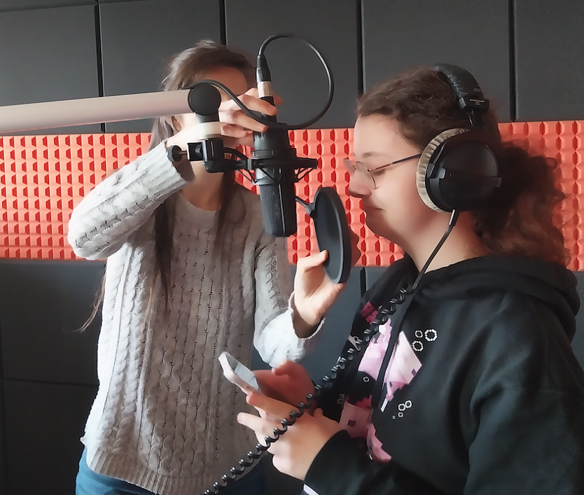 Madita vor dem Mikrofon (Foto: Regelschule Am F&ouml;rstemannweg)