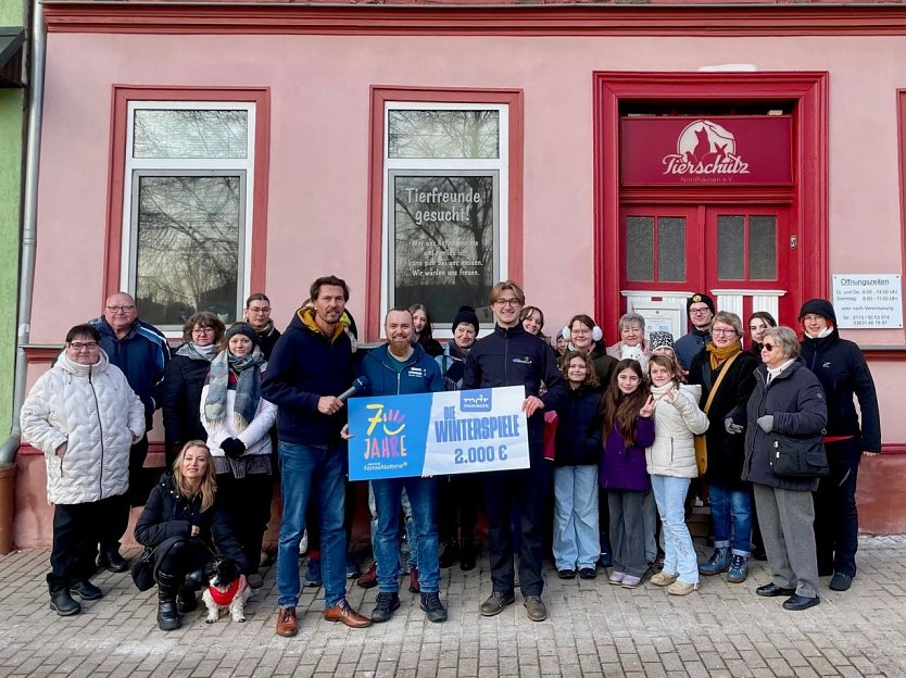 v.l.: (Bildmitte, 1. Reihe) Johannes-Michael Noack, Moderator der Fr&uuml;hschicht bei MDR TH&Uuml;RINGEN � DAS RADIO; Kevin Schmidt, Vereinsvorsitzender des Tierschutz Nordhausen e.V. & Max Th&uuml;mmel, Repr&auml;sentant der Deutschen Fernsehlotterie bei der symbolischen &Uuml;bergabe der Gewinnsumme in Nordhausen (Foto: Stephan Masch)