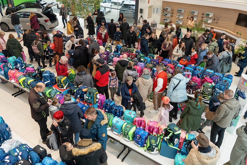 Rund um die Schulranzen tummelten sich zahlreiche Familien (Foto: Sven Tetzel)