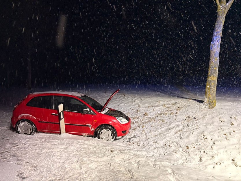 Das Auto kam am Montag von der Stra&szlig;e ab.  (Foto: Feuerwehr Ebeleben/SIlvio Dietzel)