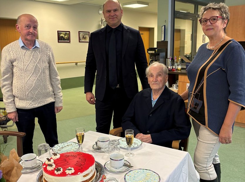 Jubilar Kurt Seiffart (Mitte) feiert seinen 102. Geburtstag gemeinsam mit einem Verwandten sowie B&uuml;rgermeister Henry Pasenow und der Seniorenbeauftragten der Stadt Ellrich, Ines R&ouml;der, im Seniorenpflegeheim Asternhof. (Foto: Jana Vogt)