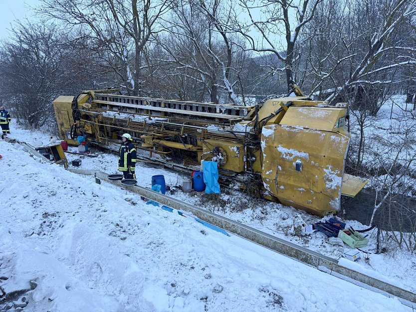Das spezielle Gleisbaufahrzeug ist am Montag von den Gleisen gekippt. (Foto: Silvio Dietzel) Das spezielle Gleisbaufahrzeug ist am Montag von den Gleisen gekippt. (Foto: Silvio Dietzel)