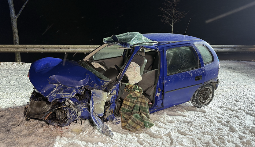 Der Opel-Fahrer wurde bei dem Zusammensto&szlig; schwer verletzt. (Foto: Silvio Dietzel)