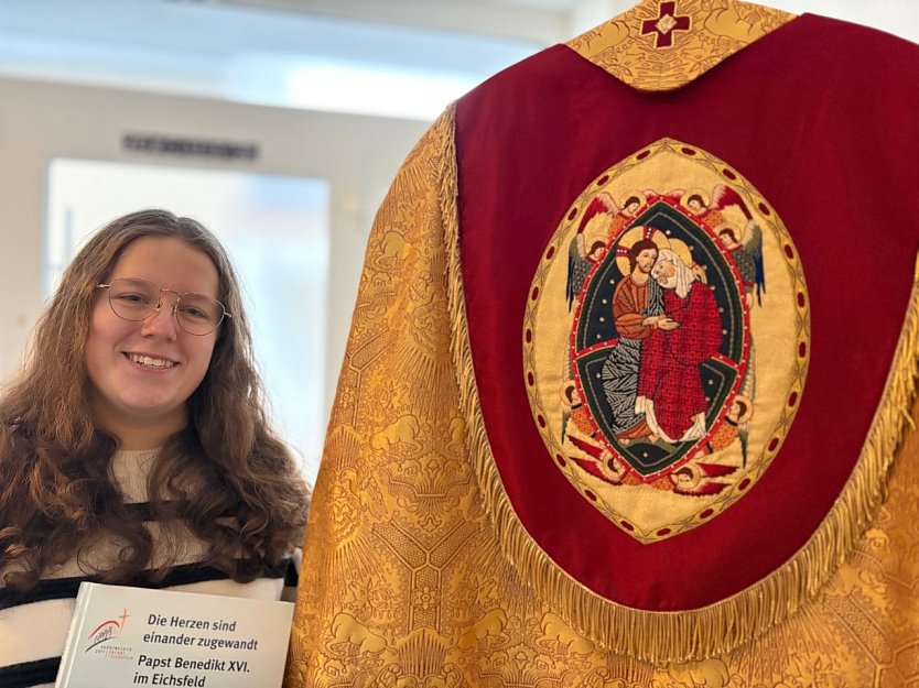 Die drei Jugendlichen brachten tats&auml;chlich das Papstgewand mit in die Schule.  (Foto: Kirchortrat Worbis)