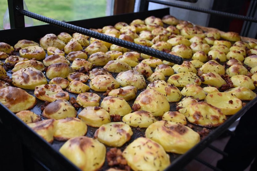 Knusprig gebackene Kartoffeln gibt es wieder in G&ouml;rsbach.  (Foto: Archivfoto: Sven G&auml;mkow)