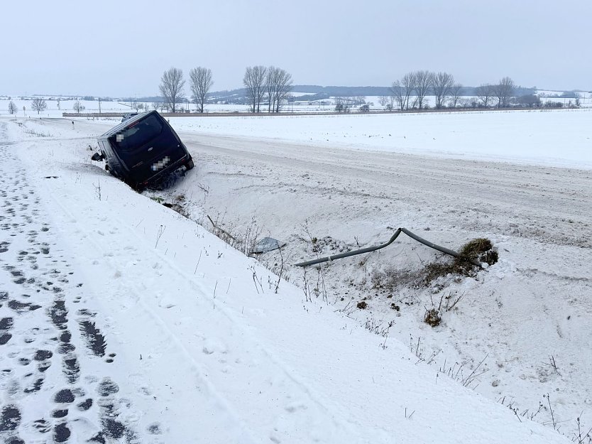Auch ein Verkehrsschild hielt dem Zusammensto&szlig; nicht stand.  (Foto: Silvio Dietzel)