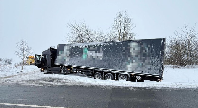 Der Lkw war beim R&uuml;ckw&auml;rtsfahren in den Graben gerutscht. (Foto: Silvio Dietzel)