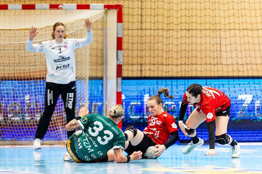 "Frisch Auf Göppingen" gegen die Damen des THC in der Salza-Halle (Foto: Christian Heilwagen) "Frisch Auf Göppingen" gegen die Damen des THC in der Salza-Halle (Foto: Christian Heilwagen)