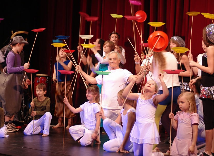 Jung und Alt gemeinsam auf der B&uuml;hne - bei "Zappalot und Zappelinchen" (Foto: Studio 44)