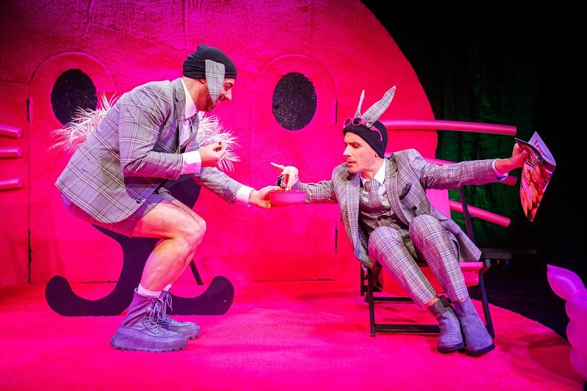 Szene aus "Planet der Hasen" mit J&ouml;rg Neubauer und Sven Mattke (Foto: Marco Kneise)