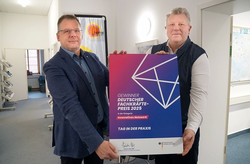 Ulrich Schlegel und Christian B&ouml;duel mit der Auszeichnungsplakette f&uuml;r das TIP-Projekt. (Foto: ssc)