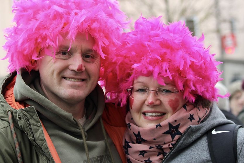 Ganz im Zeichen der Liebe, feiern die beiden Zuschauer den Karnevalsumzug in Bad Langensalza (Foto: Eva Maria Wiegand)
