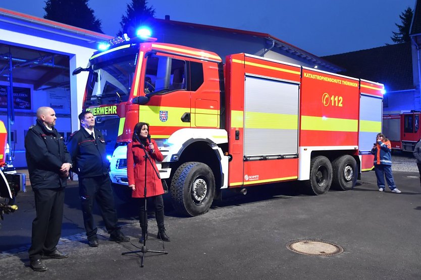 Sven Trautmann, Brand- und Katastrophenschutz, Andreas Sorber, Wehrleiter FFW Ebeleben, Landr&auml;tin Antje Hochwind-Schneider (SPD).  (Foto: Landratsamt/Andrea Hellmann)