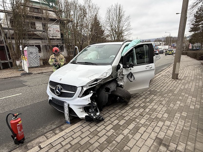 Der Mercesbus geriet aus bisher ungekl&auml;rter Ursache auf die Gegengfahrbahn.  (Foto: Silvio Dietzel)