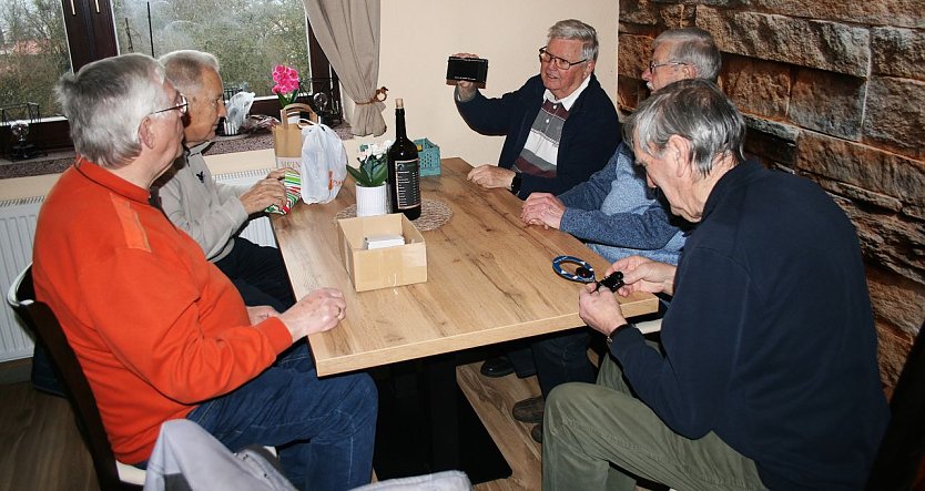 &Uuml;ber neue Technik wurde beim ersten Treffen gefachsimpelt.  (Foto: Ulrich Reinboth)