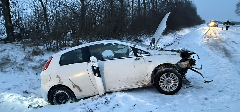 Unfallfahrzeug auf der Landstra&szlig;e bei Immenrode (Foto: S. Dietzel)
