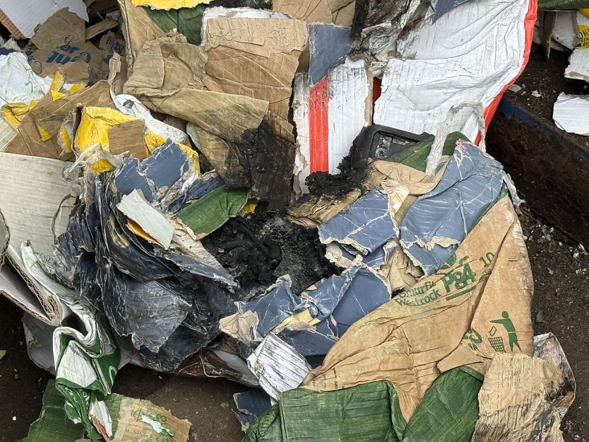 Feuerwehreinsatz an einer Papierpresse (Foto: S. Dietzel)