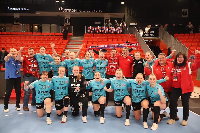 Jubelnde THC-M&auml;schen gestern Abend nach dem Einzug ins Viertelfinale der European League (Foto: Th&uuml;ringer HC)