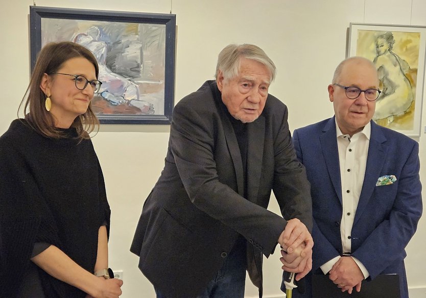 Die Kuratorin Nora Hilgert, der K&uuml;nstler Adolf Krause und der Vorsitzende des Freundeskreises M&uuml;hlh&auml;user Museen Michael Scholl (Foto: Matthias Nolte M&uuml;hlh&auml;user Museen)