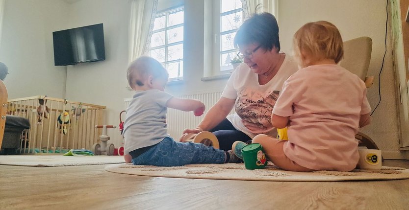 Erzieherin Andrea Grunwald mit zwei ihrer jüngsten Schützlinge (Foto: agl) Erzieherin Andrea Grunwald mit zwei ihrer jüngsten Schützlinge (Foto: agl)