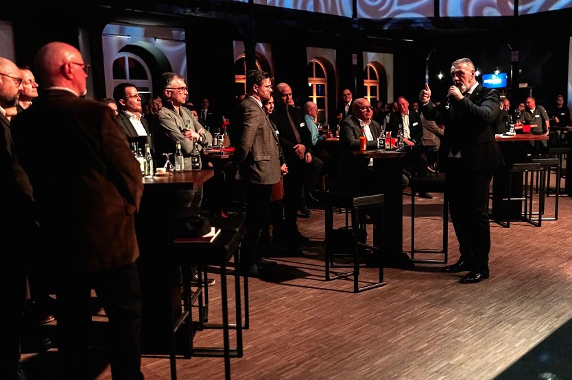 Infrastrukturminister Steffen Sch&uuml;tz sprach am Montagabend in Sondershausen zu Vertretern aus Wirtschaft und Politik. (Foto: Christoph Keil/ Tim Krchov)