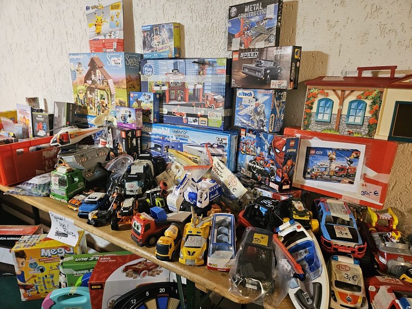 Auch gebrauchtes Spielzeug gibt es beim Basar zu kaufen. (Foto: Melanie Pischel) Auch gebrauchtes Spielzeug gibt es beim Basar zu kaufen. (Foto: Melanie Pischel)