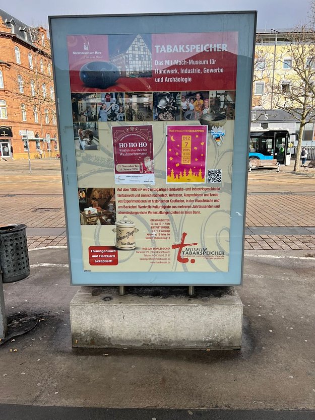 Am Bahnhof sind die Veranstaltungen aus dem vergangenen Jahr noch angeschlagen.  (Foto: Kerstin D&uuml;ben-Schaumann)