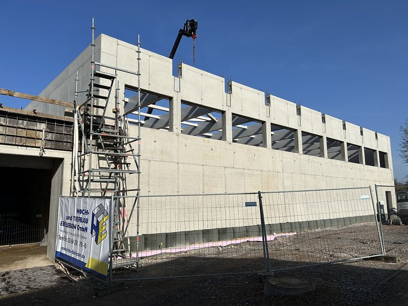 Der Rohbau der neuen Turnhalle steht.  (Foto: Andrea Hellmann)