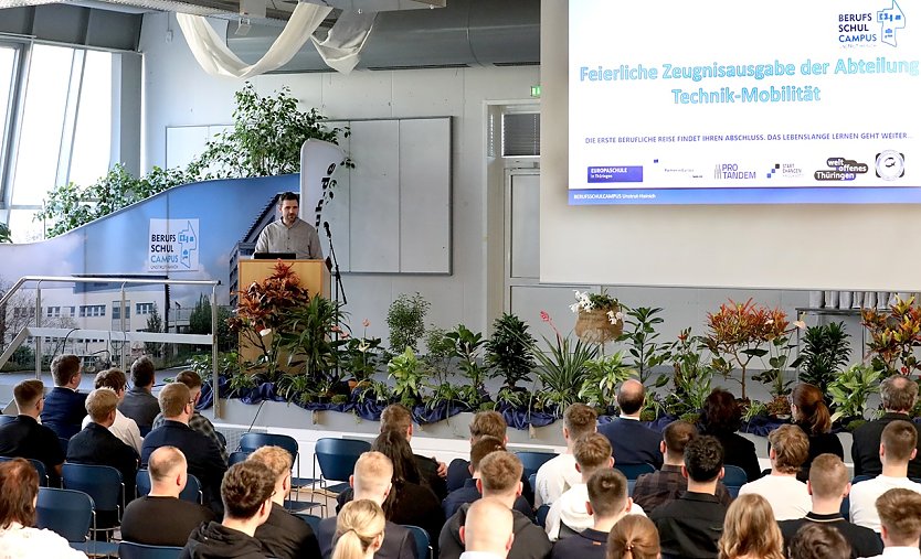 100 Auszubildende schlossen nach dreieinhalb Jahren ihre schulische Ausbildung am Berufsschulcampus Unstrut-Hainich erfolgreich ab (Foto: Berufsschulcampus)