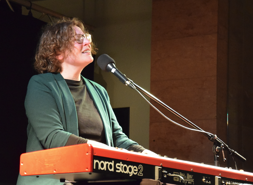 Liedermacherin Friedericke beim Konzert im Panorama Museum (Foto: Fred Böhme) Liedermacherin Friedericke beim Konzert im Panorama Museum (Foto: Fred Böhme)