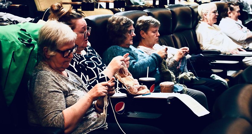 Gem&uuml;tlich und Beisammen - im Nordh&auml;user Filmtheater wurde gestern zum "Strickkino" geladen (Foto: agl)