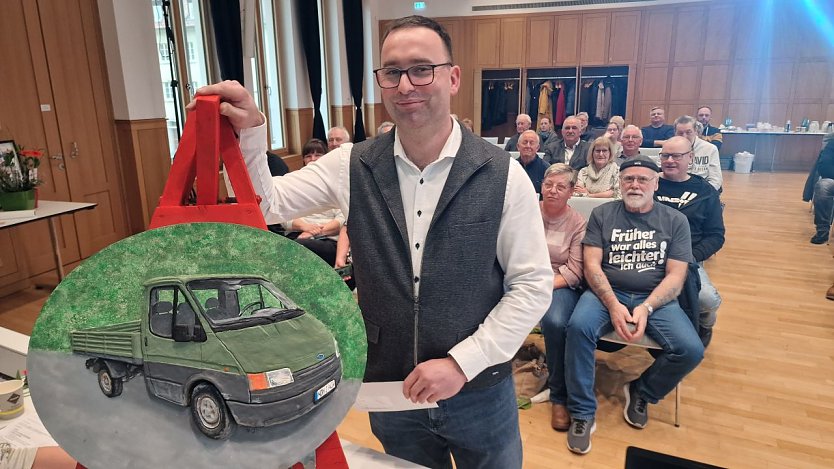 Martin Kurze arbeitet im Schichtbetrieb, findet aber trotzdem viel Zeit f&uuml;r seine Gartensparte, zur Not auch mit dem eigenen Transporter. Nach zehn Jahren Ehrenamt gab es im Verein f&uuml;r das Engagment zur Jahreshauptversammlung viele Dankesworte und auch ein paar Geschenke (Foto: agl)