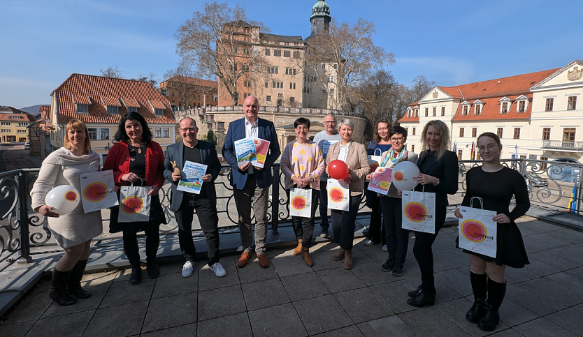 Freuen sich auf viele Besucher zum Ostermarkt in Sondershausen (v.l.n.r.): Citymanagerin Kathrin Kilian, Melanie Meng von der Residenzbuchhandlung, Marcus Strunk, Gesch&auml;ftsf&uuml;hrer der Stadtmarketing GmbH, B&uuml;rgermeister Steffen Grimm, Katja Osterloh, Vorstandsvorsitzende des Werberings Sondershausen, Marktmeister Uwe Makrinius, Bettina Englisch von der Kyffh&auml;usersparkasse, Claudia Langhammer, Leiterin der Stabsstelle Kultur, Tourismus und Wirtschaftsf&ouml;rderung der Stadtverwaltung, Kathleen Viol, Centermanagerin der Galerie am Schlossberg, Helene Kempe von der IHK Nordhausen und Cathleen Heinz, Auszubildende der Stadtverwaltung Sondershausen.  (Foto: Janine Skara)