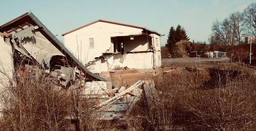 Der Erdfall am Salzagraben wurde Mitte Februar 10 Jahre alt (Foto: agl)