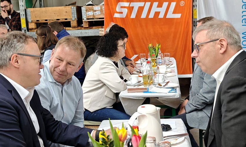 Ministerpr&auml;sident Mario Voigt im Gespr&auml;ch mit dem Nordh&auml;user MIT-Chef Torsten Juch (rechts) und Unternehmer Silvio Wagner (Foto: nnz)