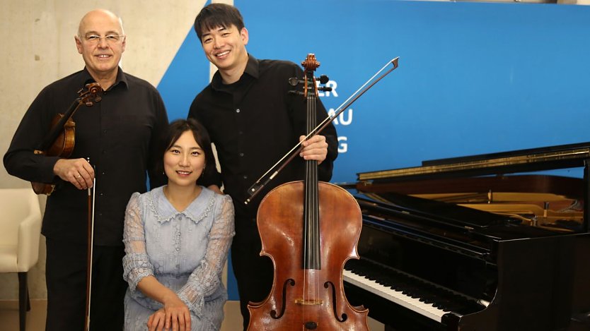 Die Besetzung des 3. Kammerkonzertes: Violine - Adrian-Liviu Stanciu  Violoncello - Sangjun Lee,  Klavier - Aran Nho  (Foto: Katrin Tschernatsch-G&ouml;ttling)