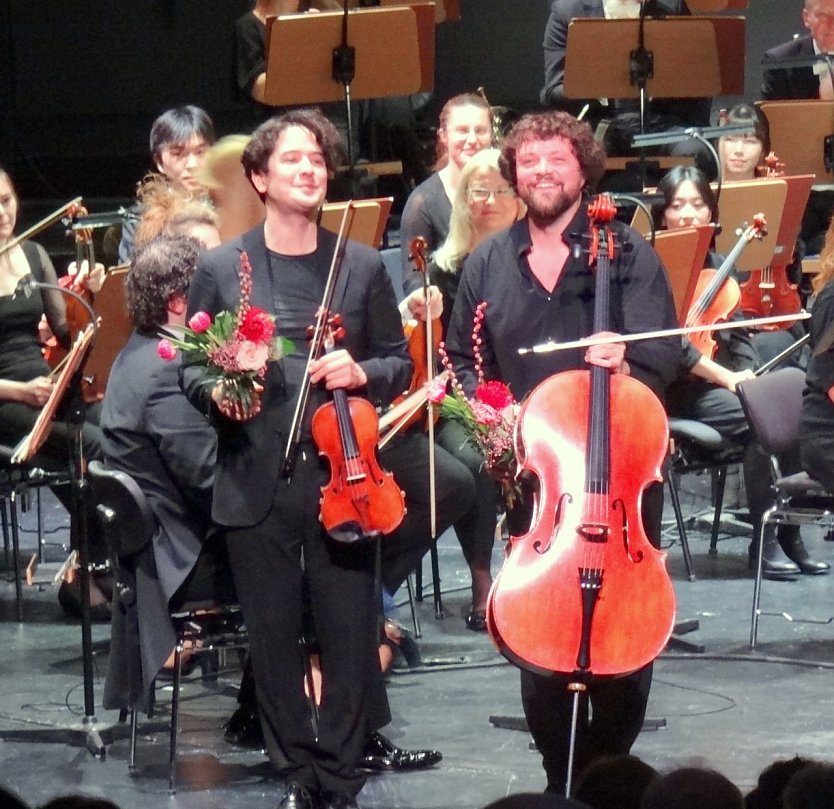 Die beiden Solisten Noe Inui, Violine, als Gast, und Sebastian Hennemann am Cello. (Foto: Christel Laude)