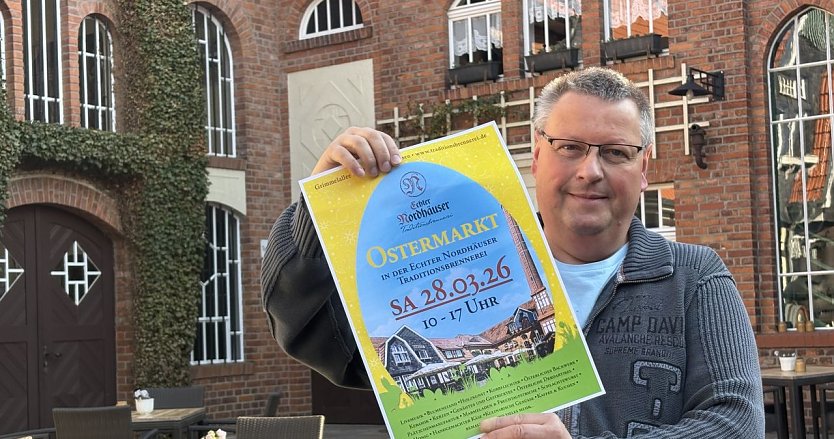 Ralf Dilefeld präsentiert das Plakat für den nächsten Ostermarkt. (Foto: Thomas Müller) Ralf Dilefeld präsentiert das Plakat für den nächsten Ostermarkt. (Foto: Thomas Müller)