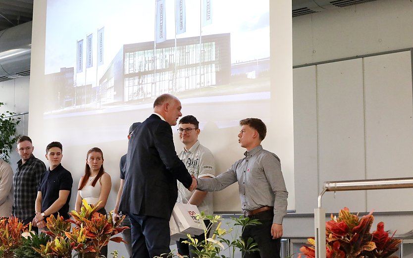 Die "fertigen" Lehrlinge erhalten ihre Zeugnisse. (Foto: Kirstin Borowsky) Die "fertigen" Lehrlinge erhalten ihre Zeugnisse. (Foto: Kirstin Borowsky)